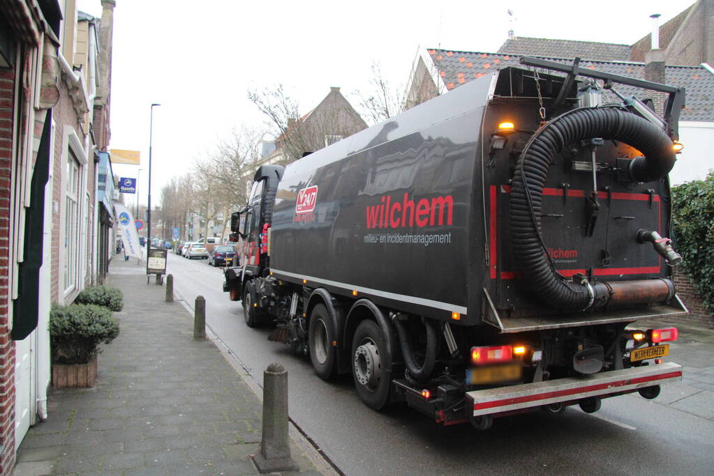 Meerdere mensen onderuit door lang oliespoor