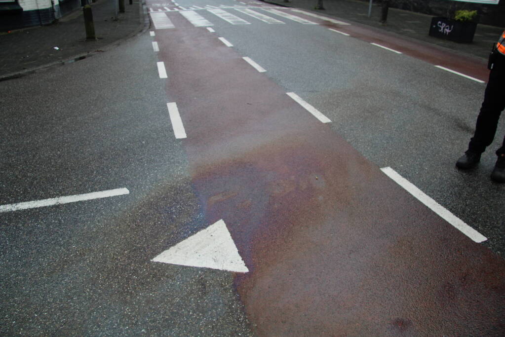 Meerdere mensen onderuit door lang oliespoor