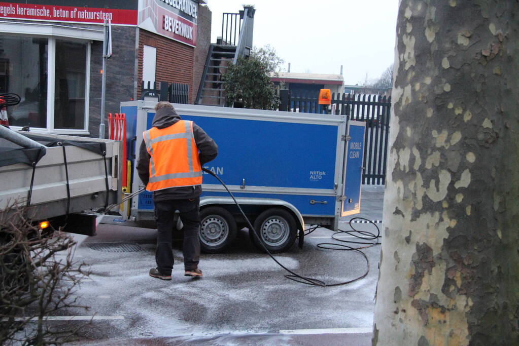 Meerdere mensen onderuit door lang oliespoor