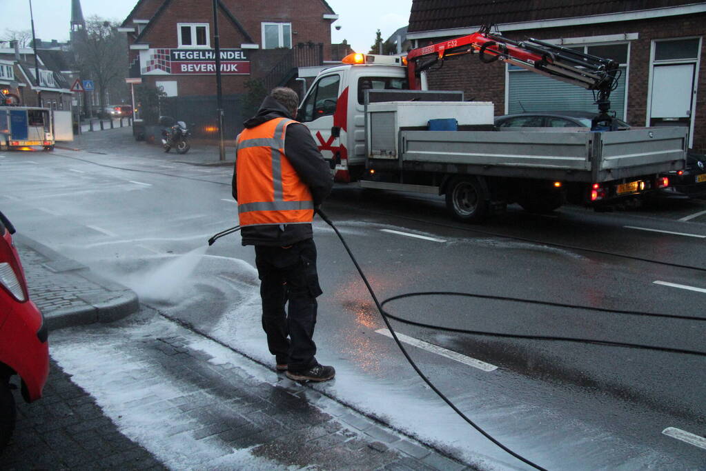 Meerdere mensen onderuit door lang oliespoor