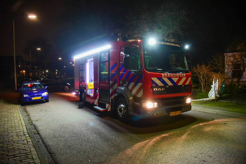 Brandweer verwijderd obstakels van weg
