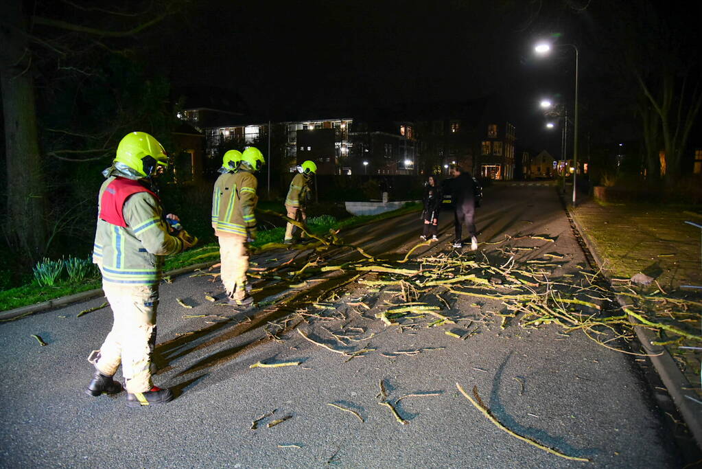 Brandweer verwijderd obstakels van weg