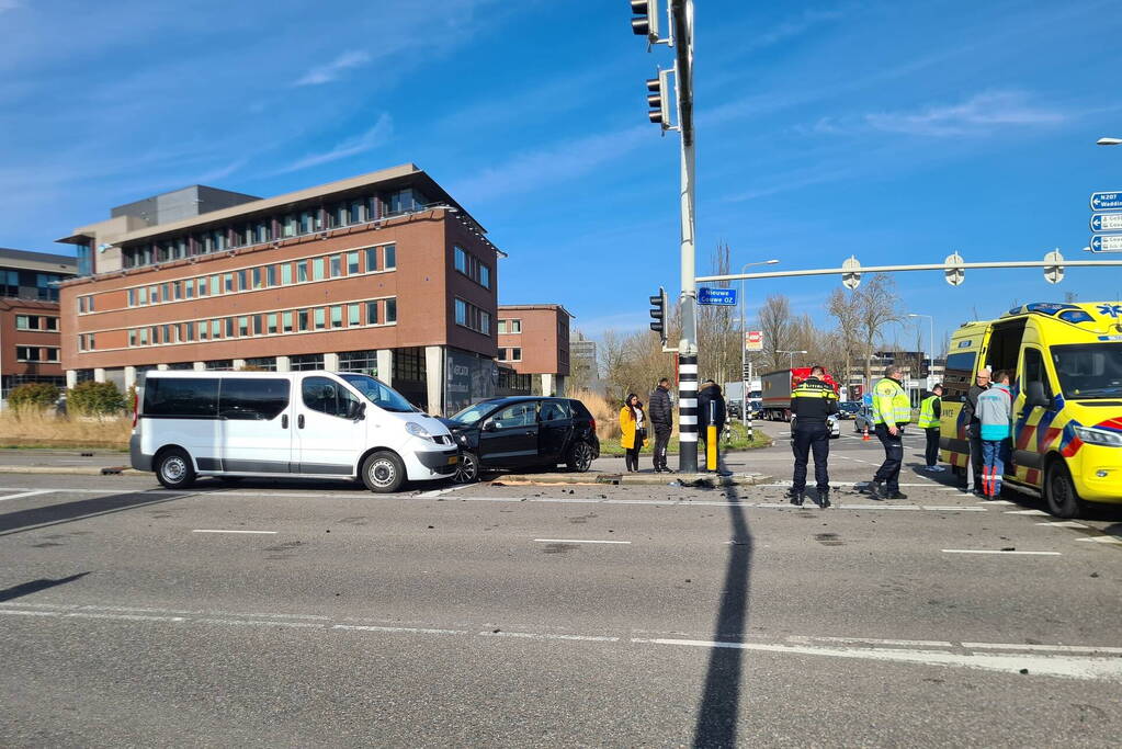Flinke schade door botsing met drie voertuigen