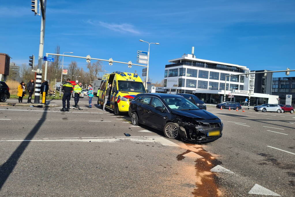 Flinke schade door botsing met drie voertuigen