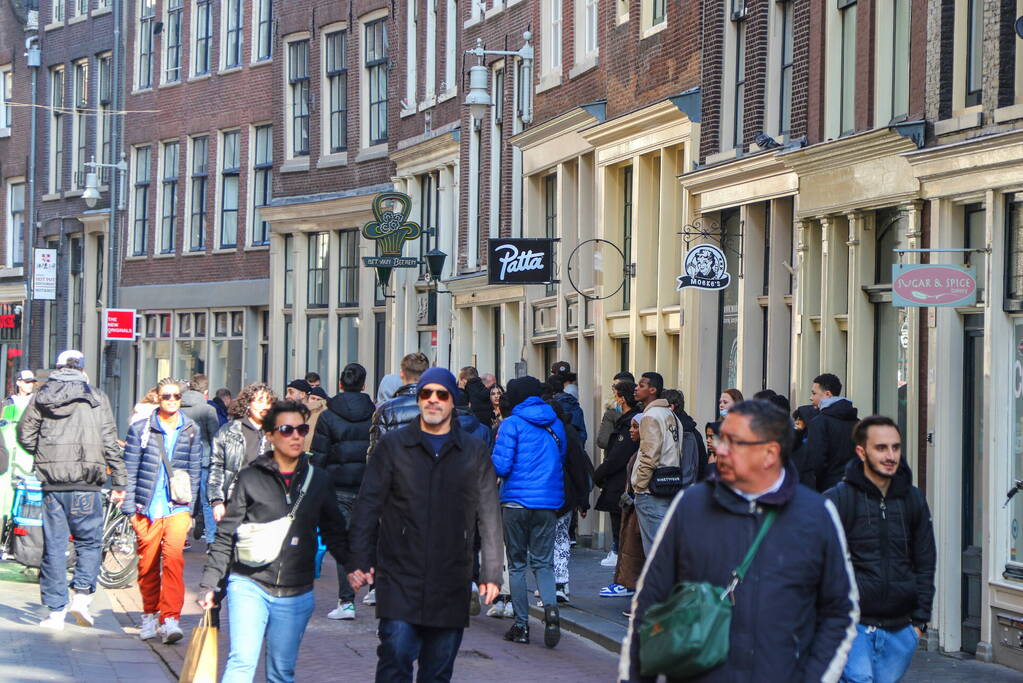 Enorme menigte voor meet-and-greet rapper Central Cee