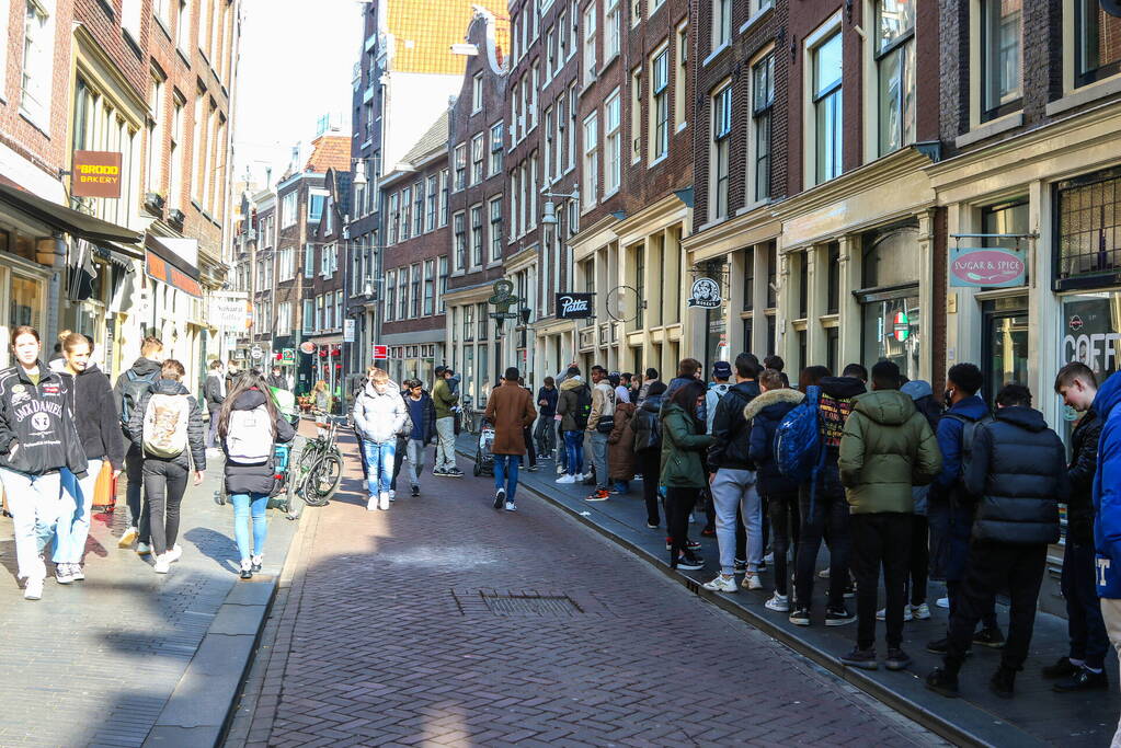 Enorme menigte voor meet-and-greet rapper Central Cee