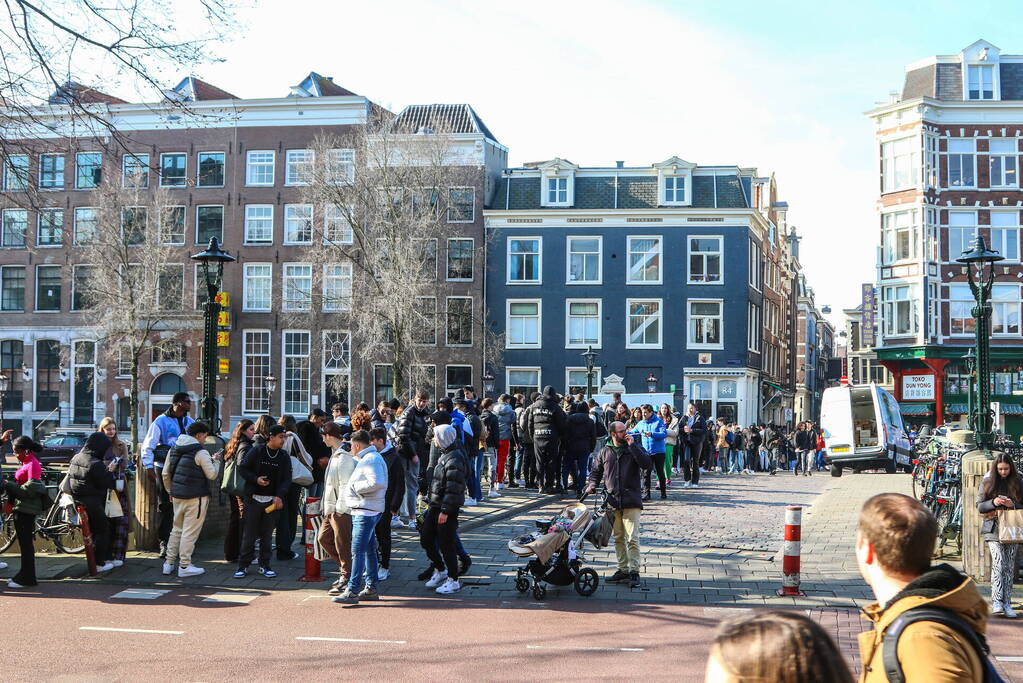 Enorme menigte voor meet-and-greet rapper Central Cee