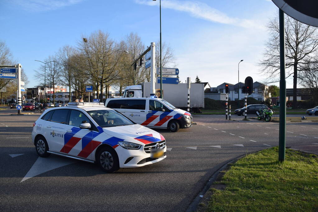 Motorrijder glijdt tegen lijkwagen