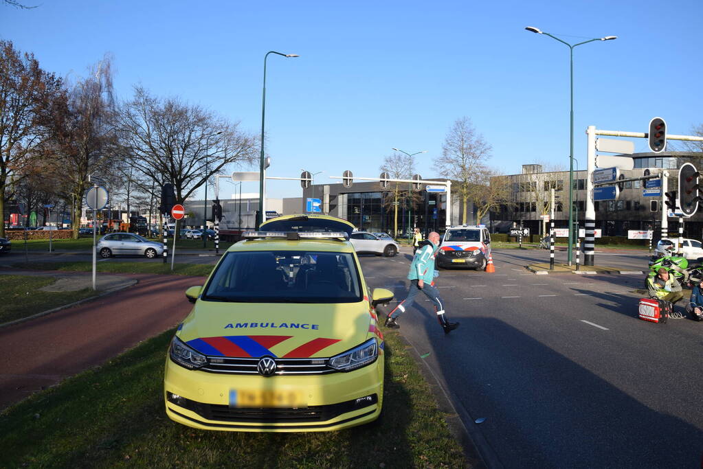 Motorrijder glijdt tegen lijkwagen