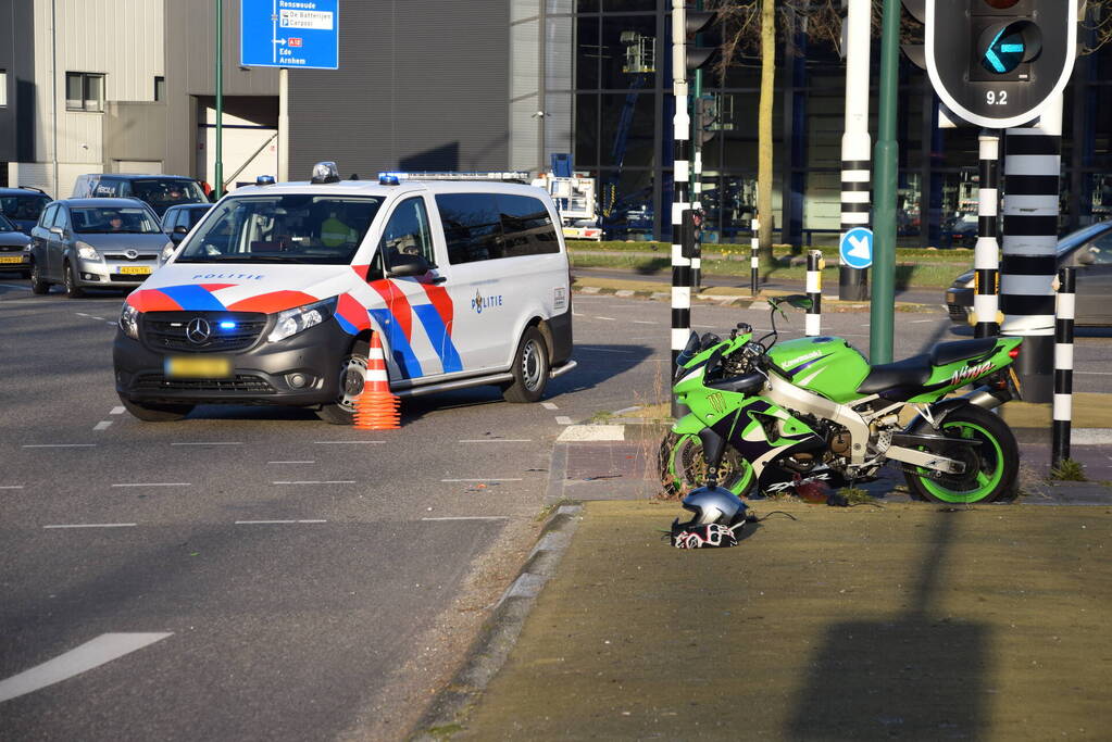 Motorrijder glijdt tegen lijkwagen