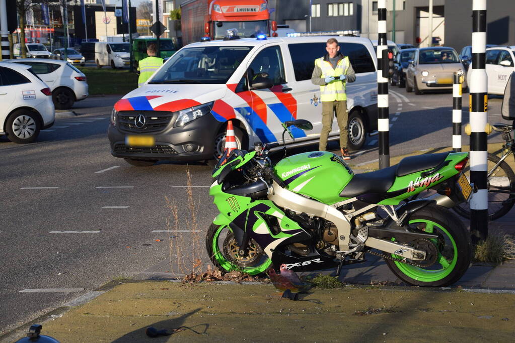 Motorrijder glijdt tegen lijkwagen