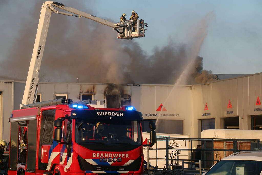 Zeer grote brand in caravanstalling