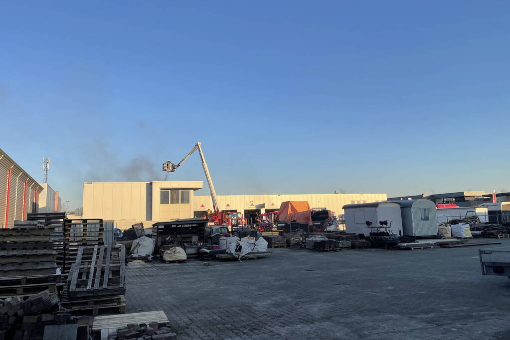 Zeer grote brand in caravanstalling