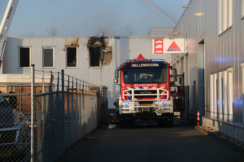 Zeer grote brand in caravanstalling