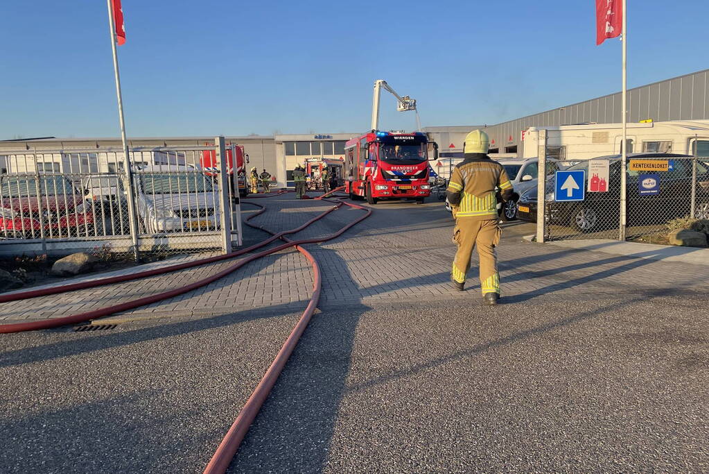 Zeer grote brand in caravanstalling