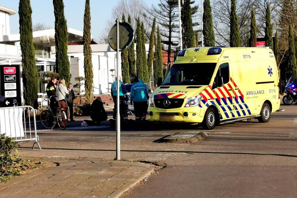 Afslaande automobilist ziet scooterrijder over het hoofd