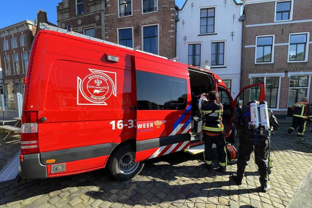 Man raakte te water en klimt zelf omhoog