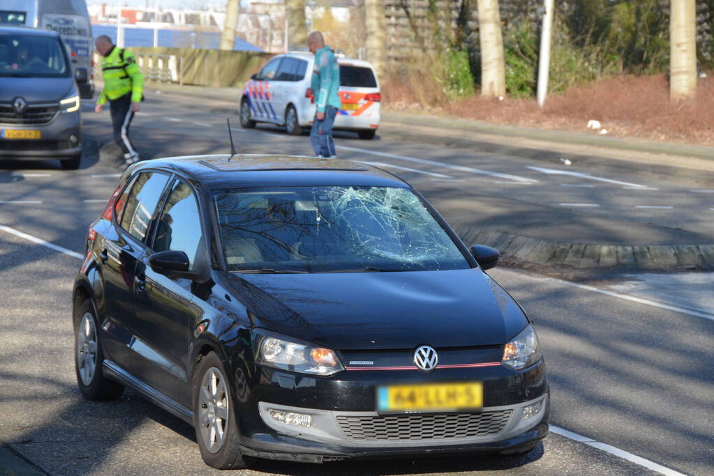 Voetganger geschept door personenauto