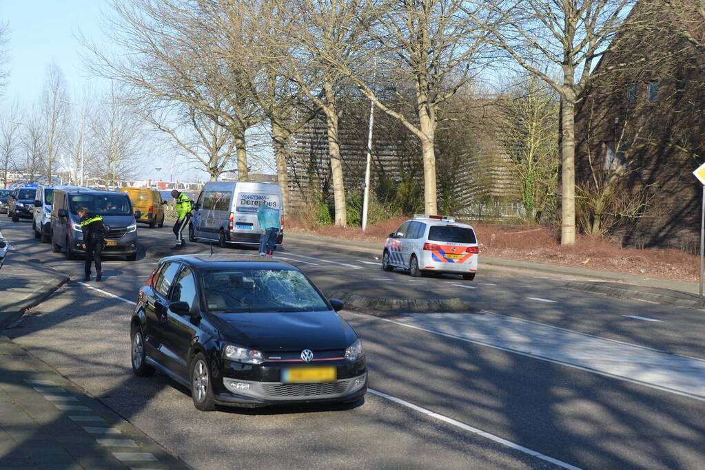 Voetganger geschept door personenauto