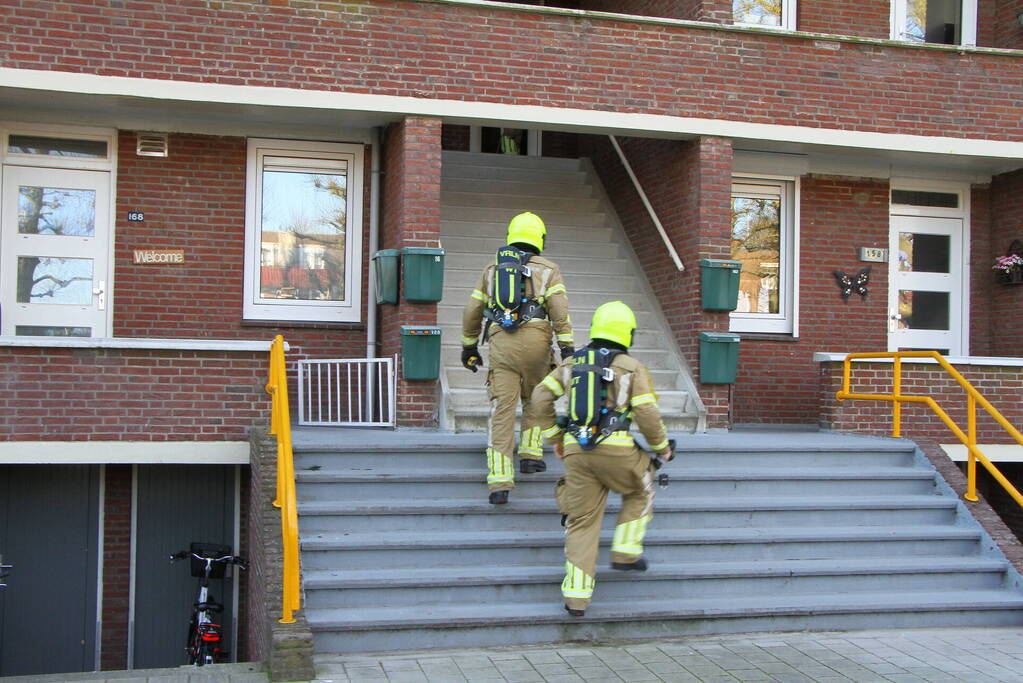 Omwonenden zien rook in portiekwoning
