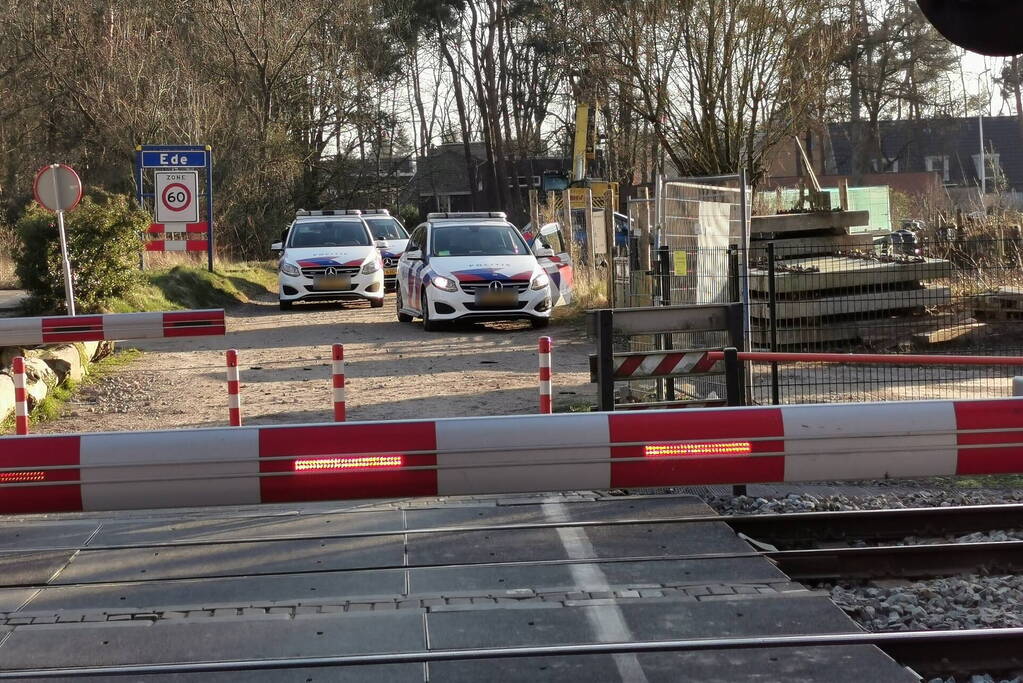 Treinen rijden met lastgeving door persoon op spoor