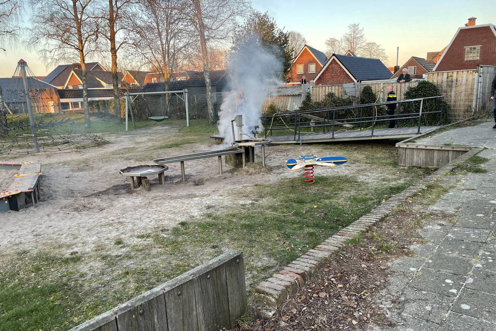 Houten bank in speeltuin in brand