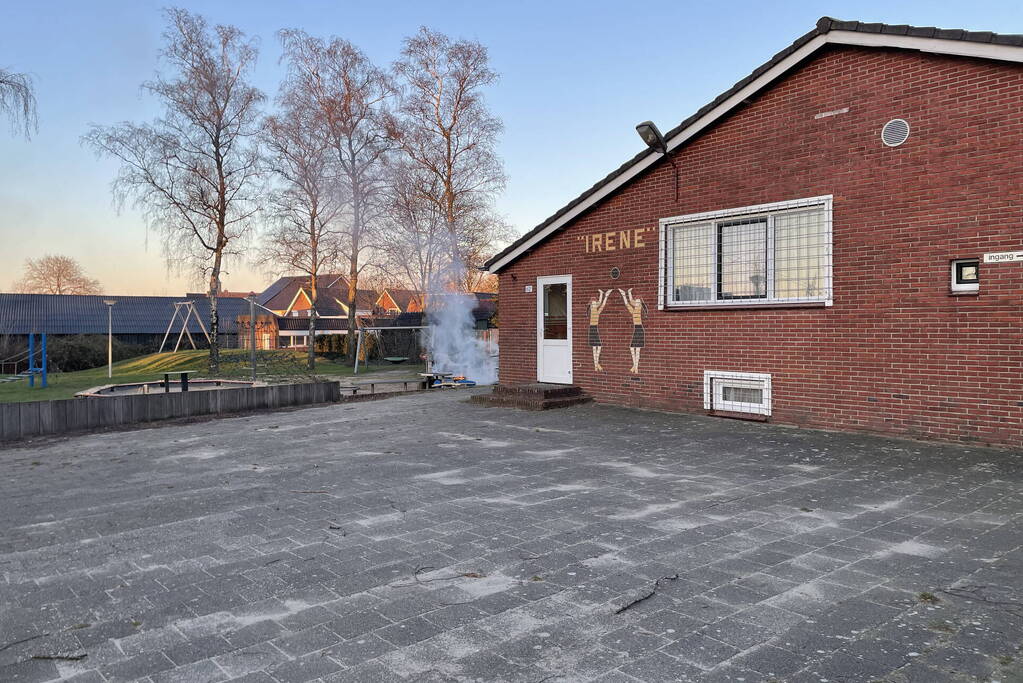 Houten bank in speeltuin in brand