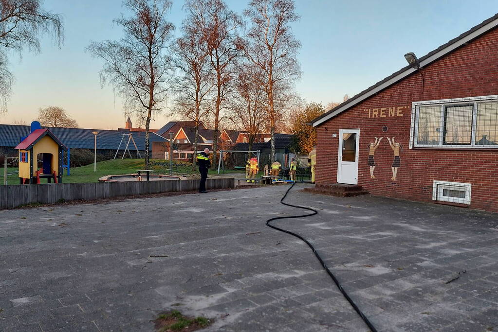 Houten bank in speeltuin in brand