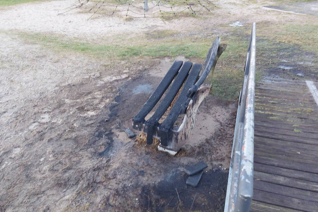 Houten bank in speeltuin in brand