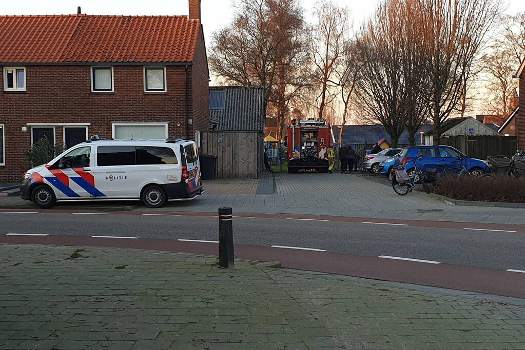 Houten bank in speeltuin in brand