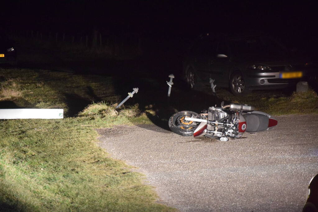 Motorrijder mist bocht en ramt verkeersbord