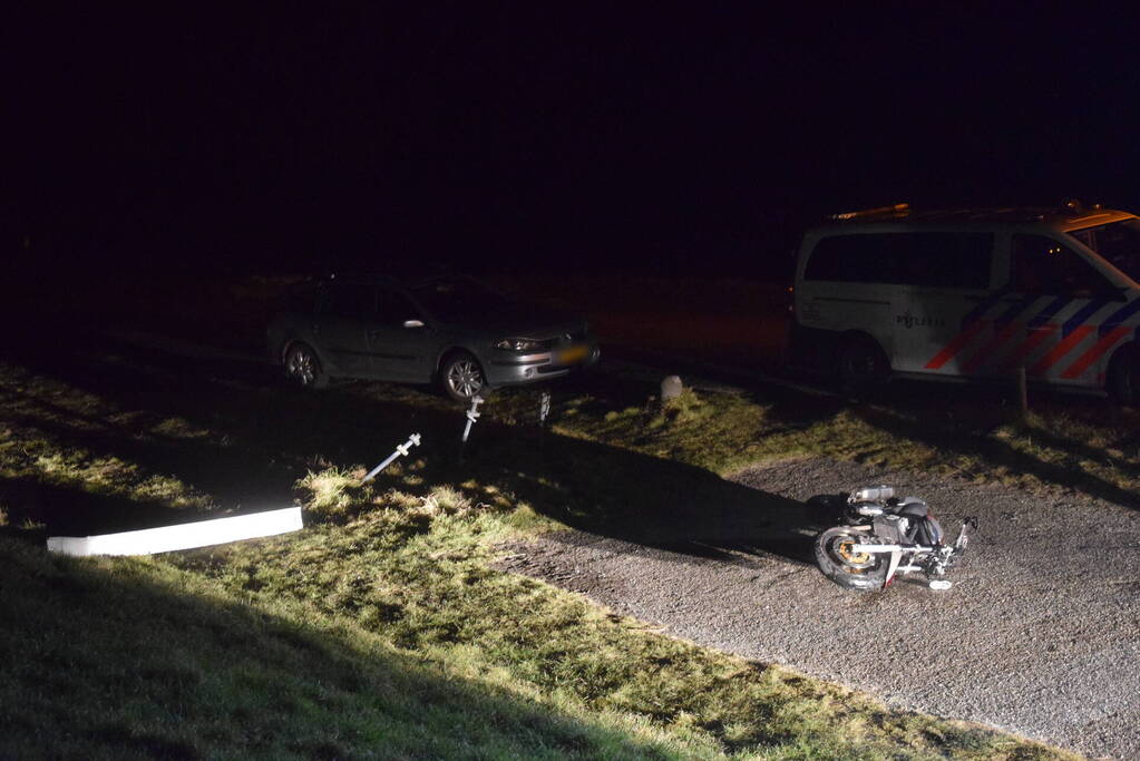 Motorrijder mist bocht en ramt verkeersbord