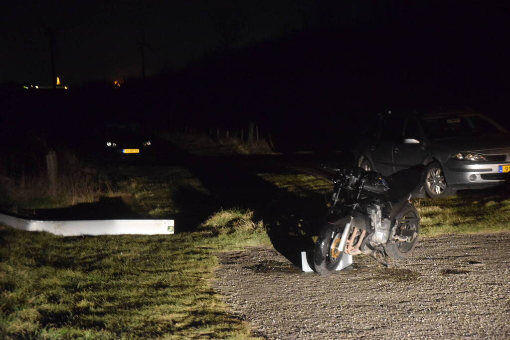 Motorrijder mist bocht en ramt verkeersbord