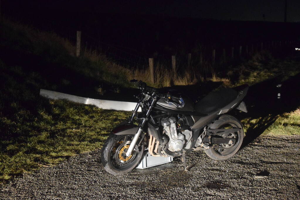 Motorrijder mist bocht en ramt verkeersbord