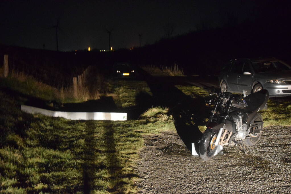 Motorrijder mist bocht en ramt verkeersbord