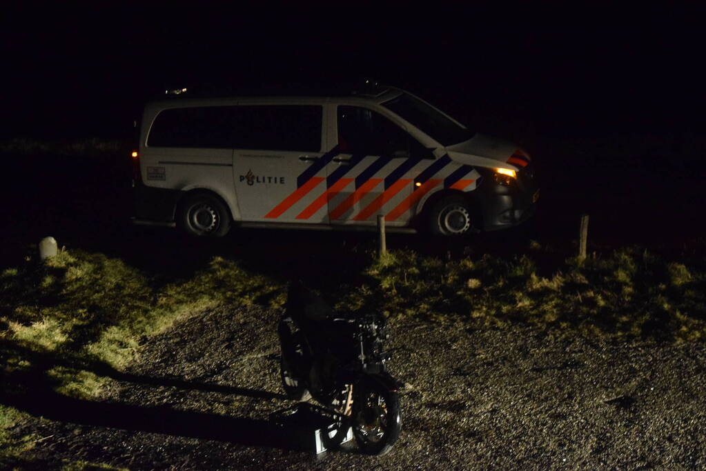Motorrijder mist bocht en ramt verkeersbord