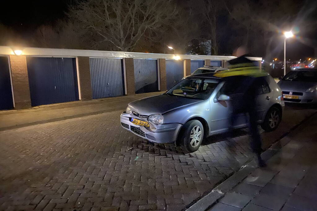 Auto botst op auto die scooter aanrijdt