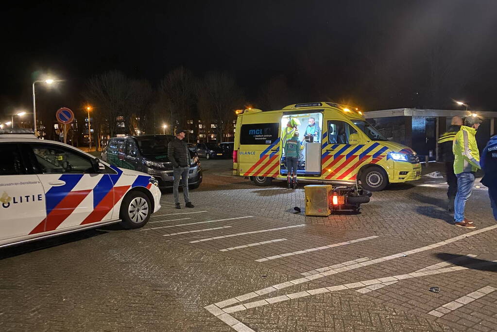 Auto botst op auto die scooter aanrijdt