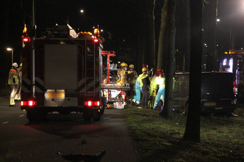 Bestuurder zwaargewond bij botsing met boom