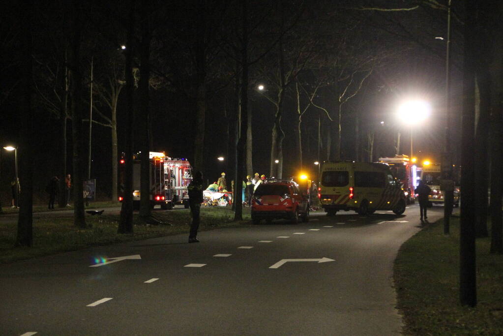 Bestuurder zwaargewond bij botsing met boom