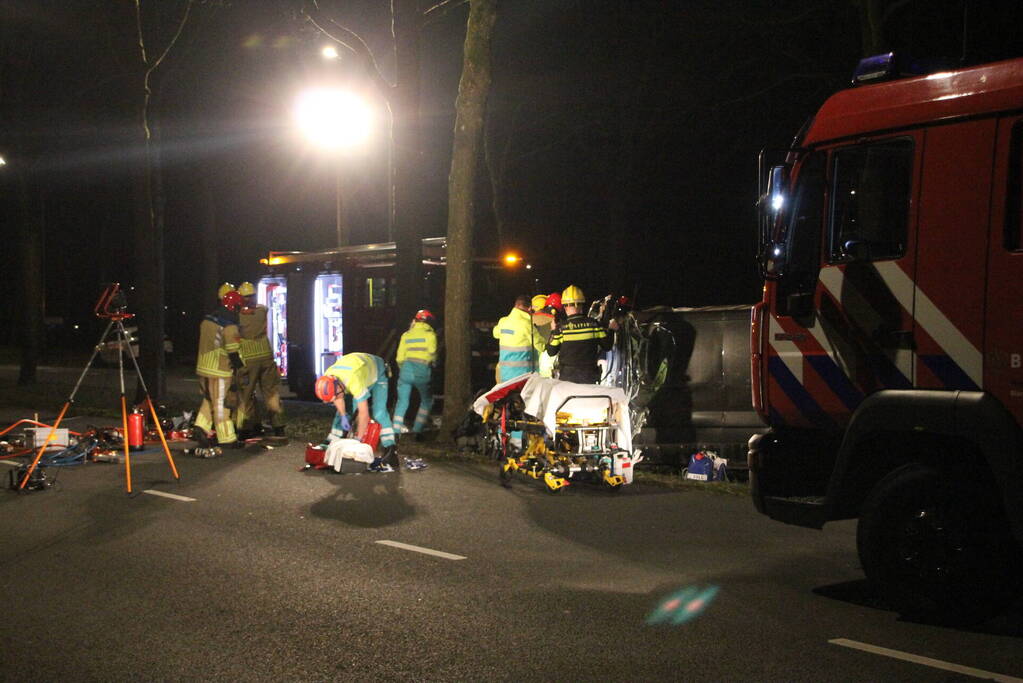 Bestuurder zwaargewond bij botsing met boom