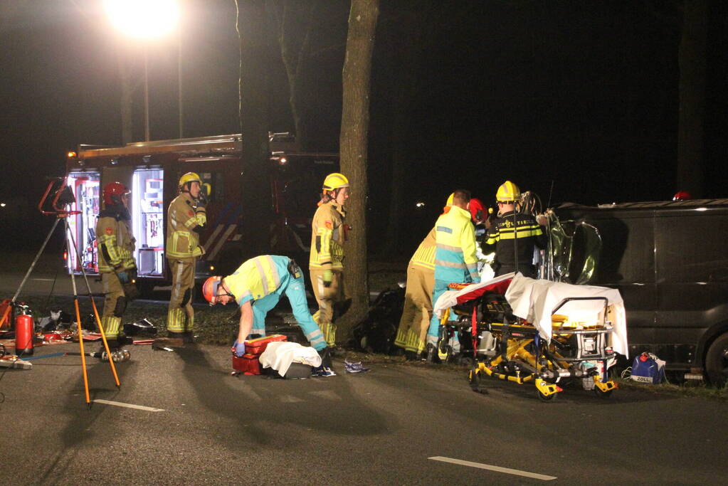 Bestuurder zwaargewond bij botsing met boom
