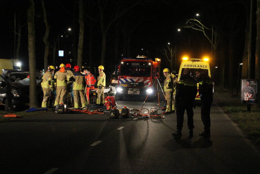Bestuurder zwaargewond bij botsing met boom