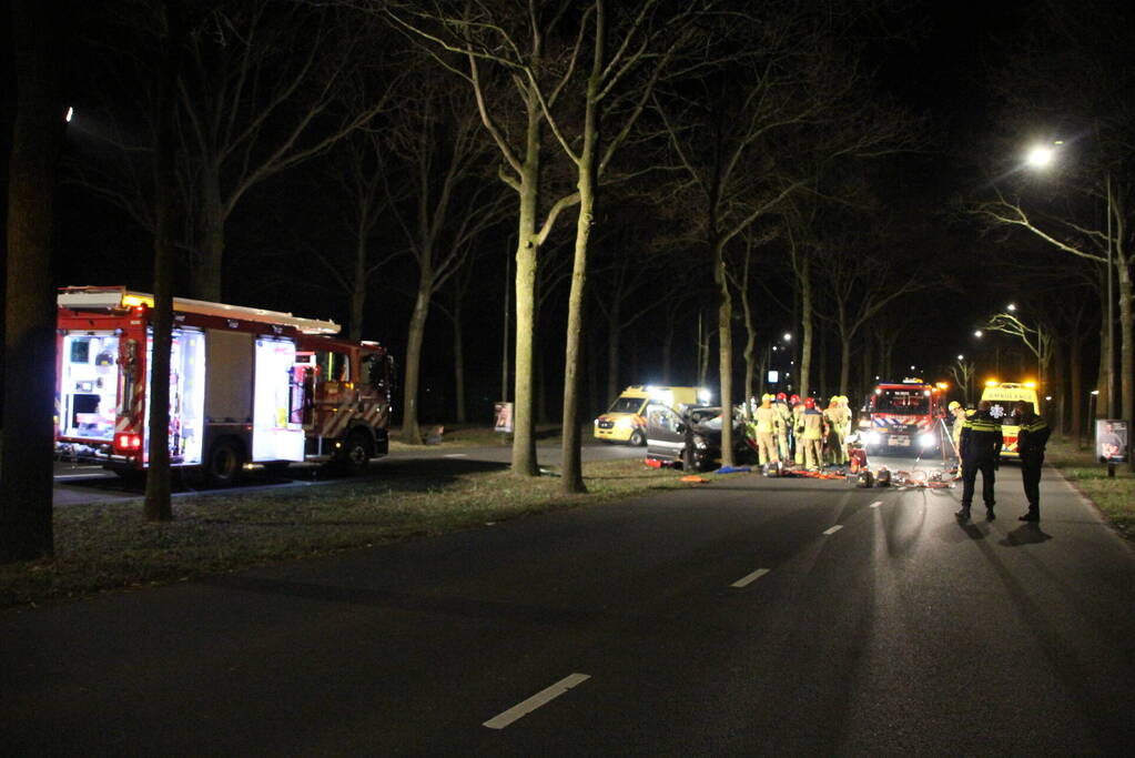 Bestuurder zwaargewond bij botsing met boom