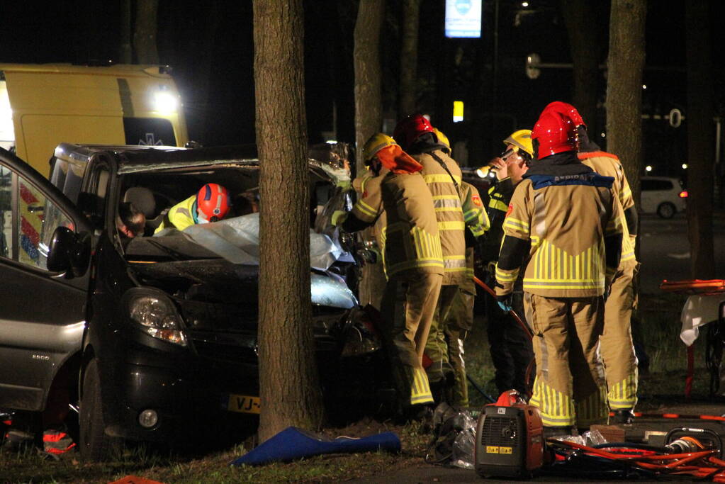 Bestuurder zwaargewond bij botsing met boom