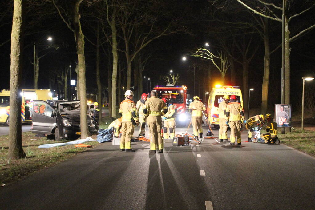 Bestuurder zwaargewond bij botsing met boom