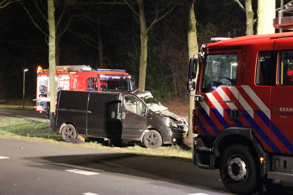 Bestuurder zwaargewond bij botsing met boom