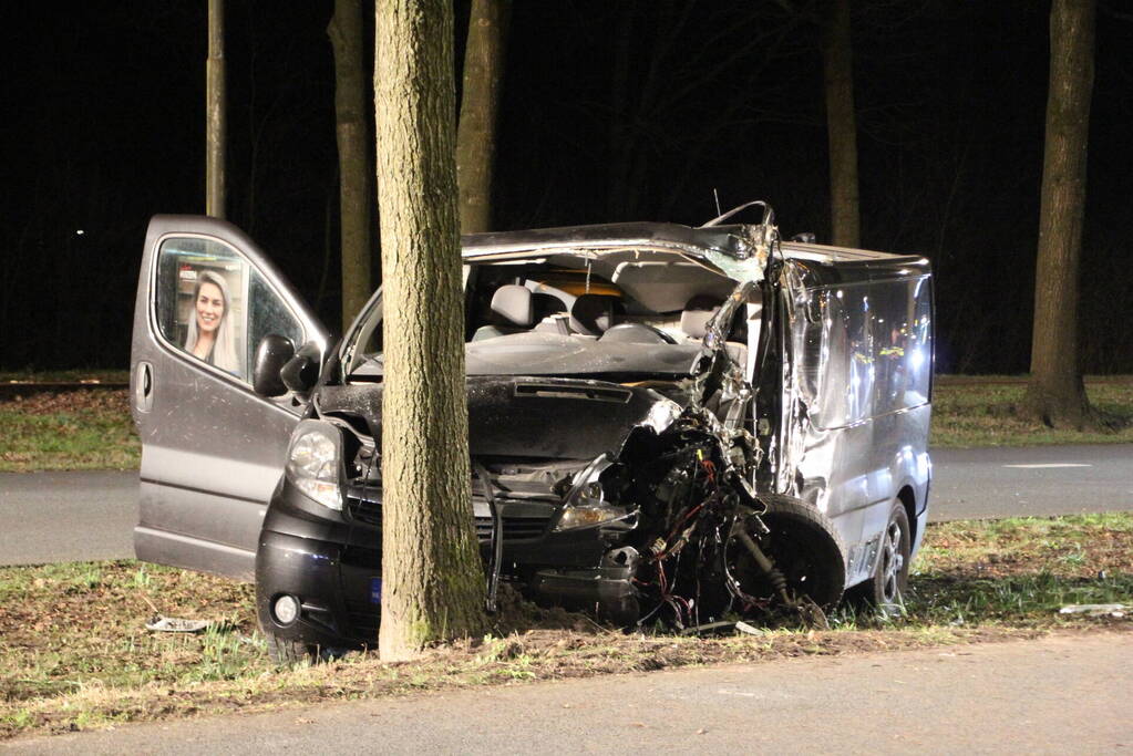 Bestuurder zwaargewond bij botsing met boom
