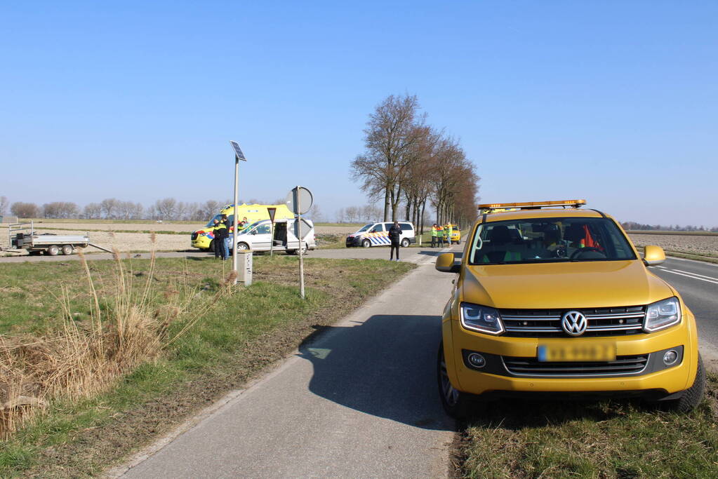 Brommerrijder gewond bij botsing met bestelbus