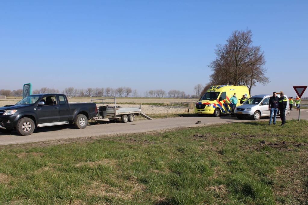 Brommerrijder gewond bij botsing met bestelbus